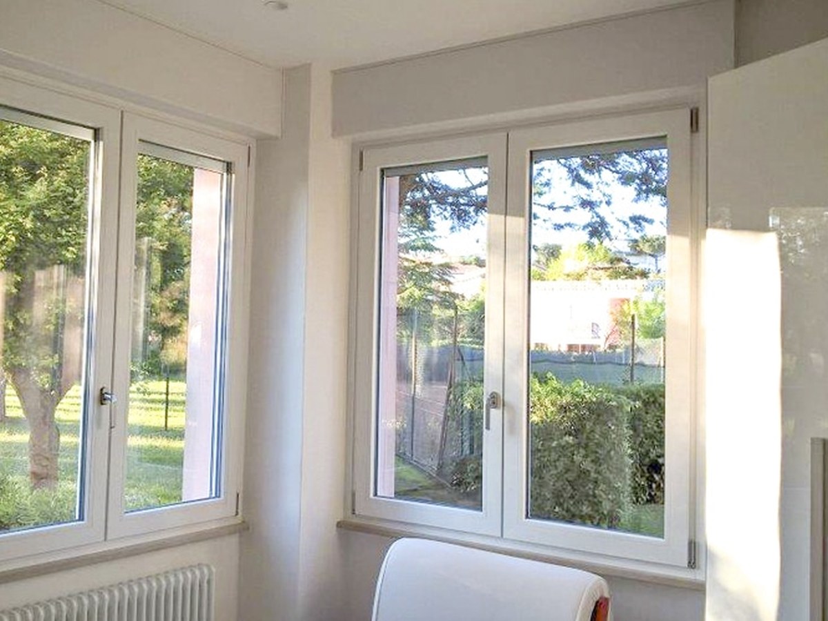 Finestre in pvc bianche installate in un'abitazione a Noci