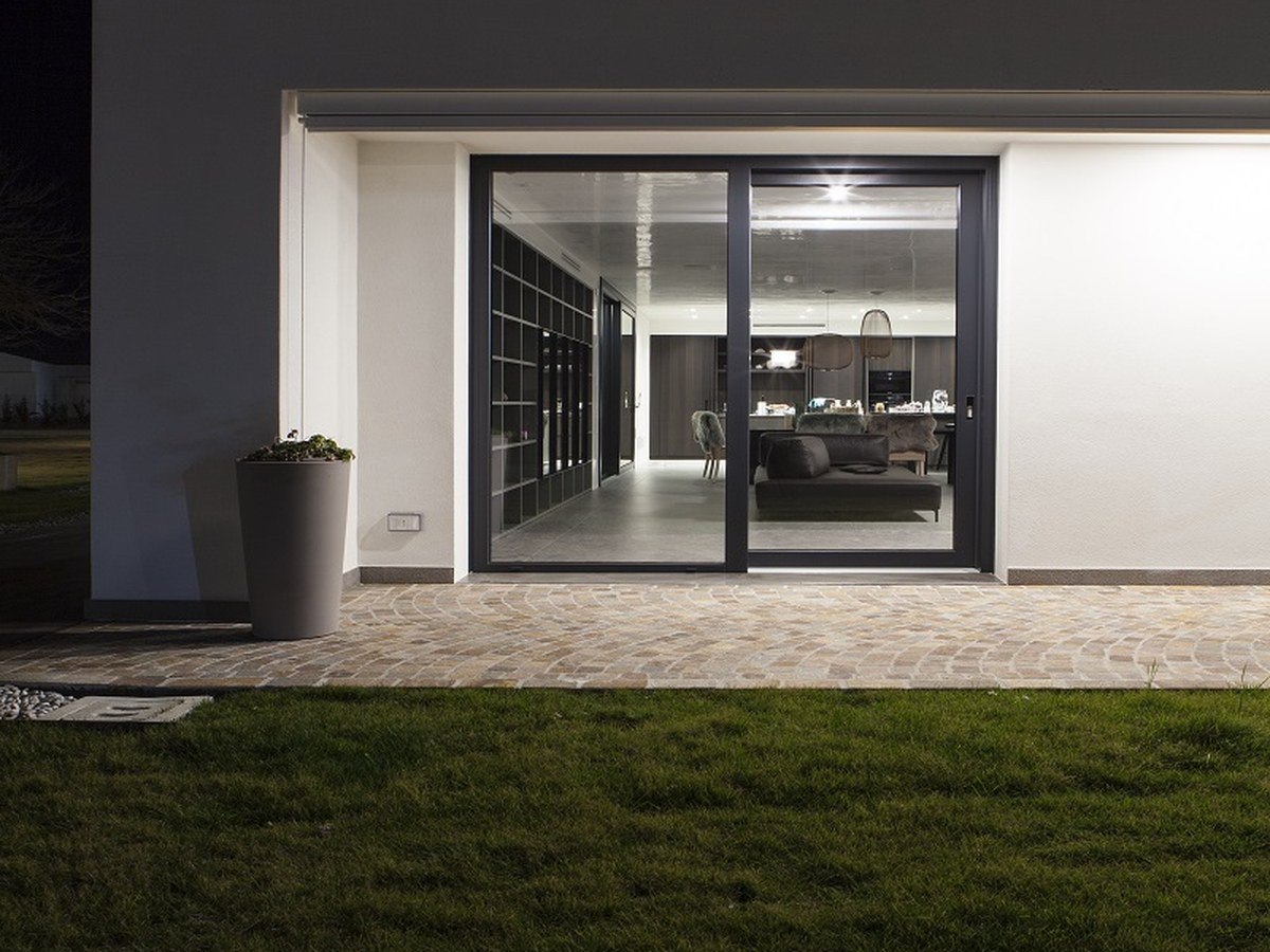 Alzante scorrevole in pvc su una villa con giardino